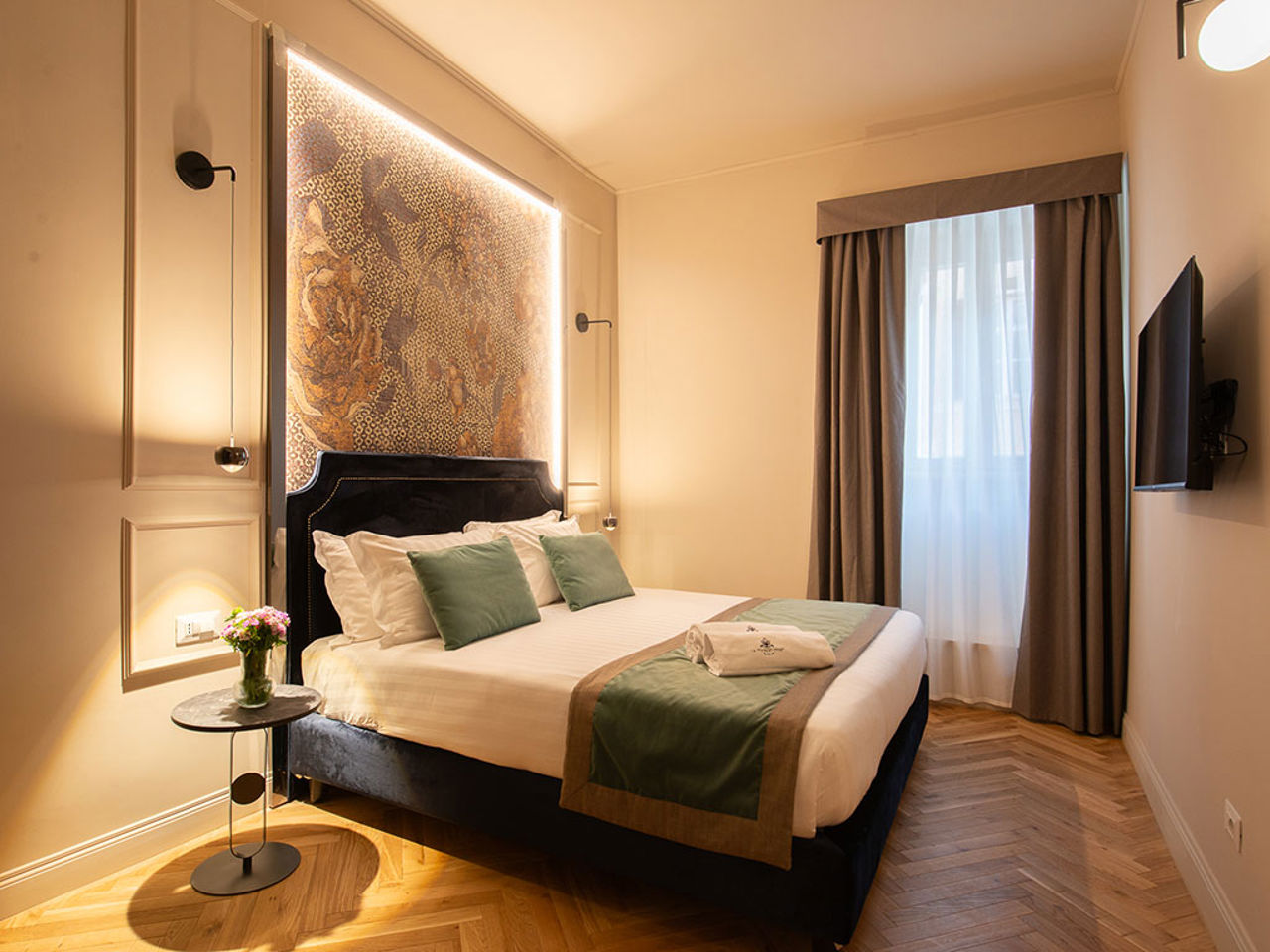 Book the Deluxe Apartment at H77 Aparthotel in Rome centre
