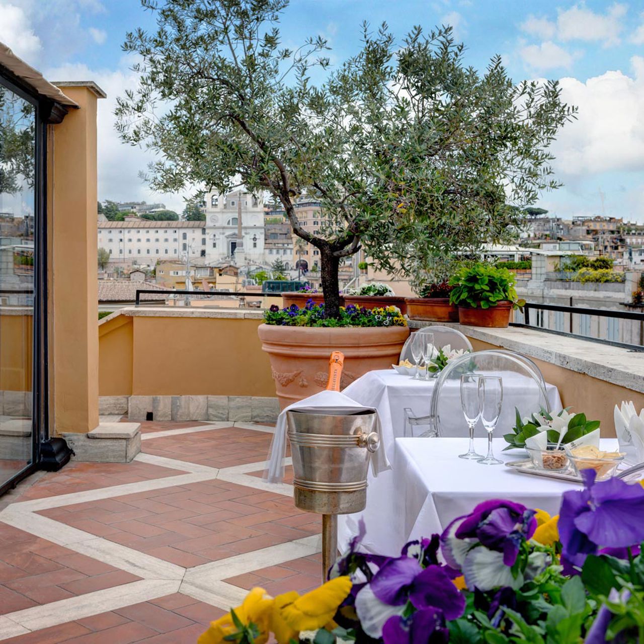 Terrazze Panoramiche e Giardino d'Inverno in un Hotel di Lusso 15