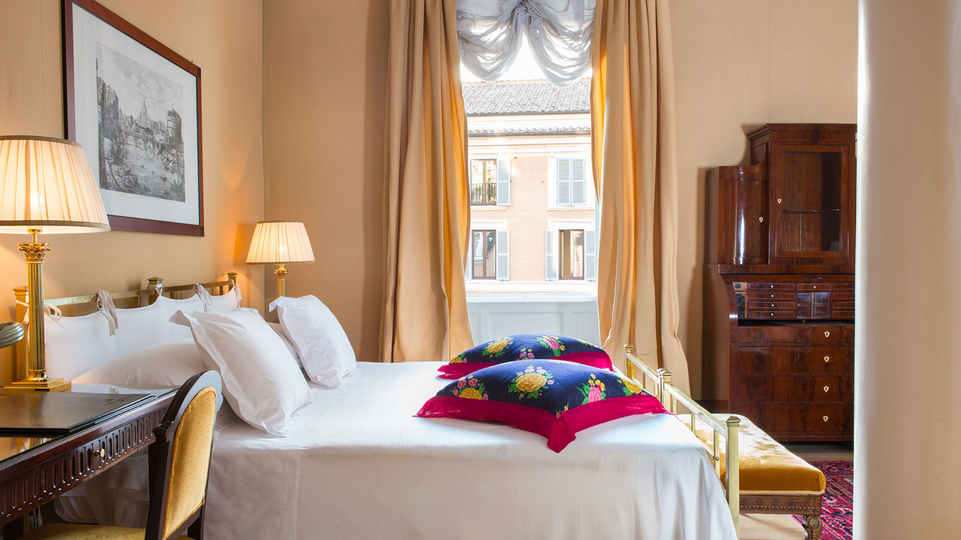 Deluxe rooms in a luxury hotel in Rome