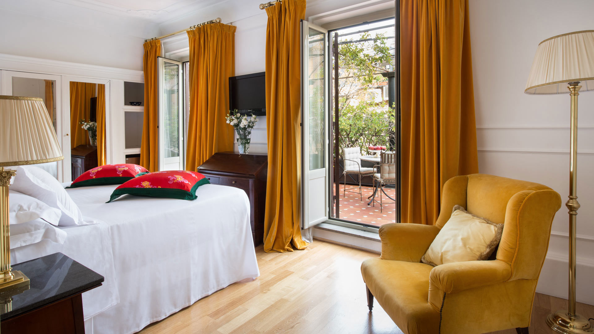 Rooms and Suites at the Grand Hotel Plaza in Rome