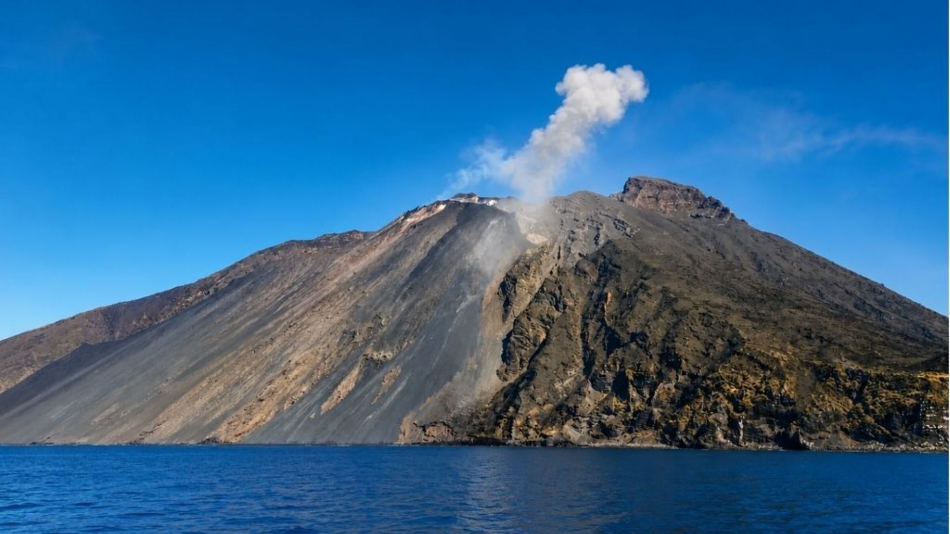 Tour di Panarea & Stromboli in barca by night 9