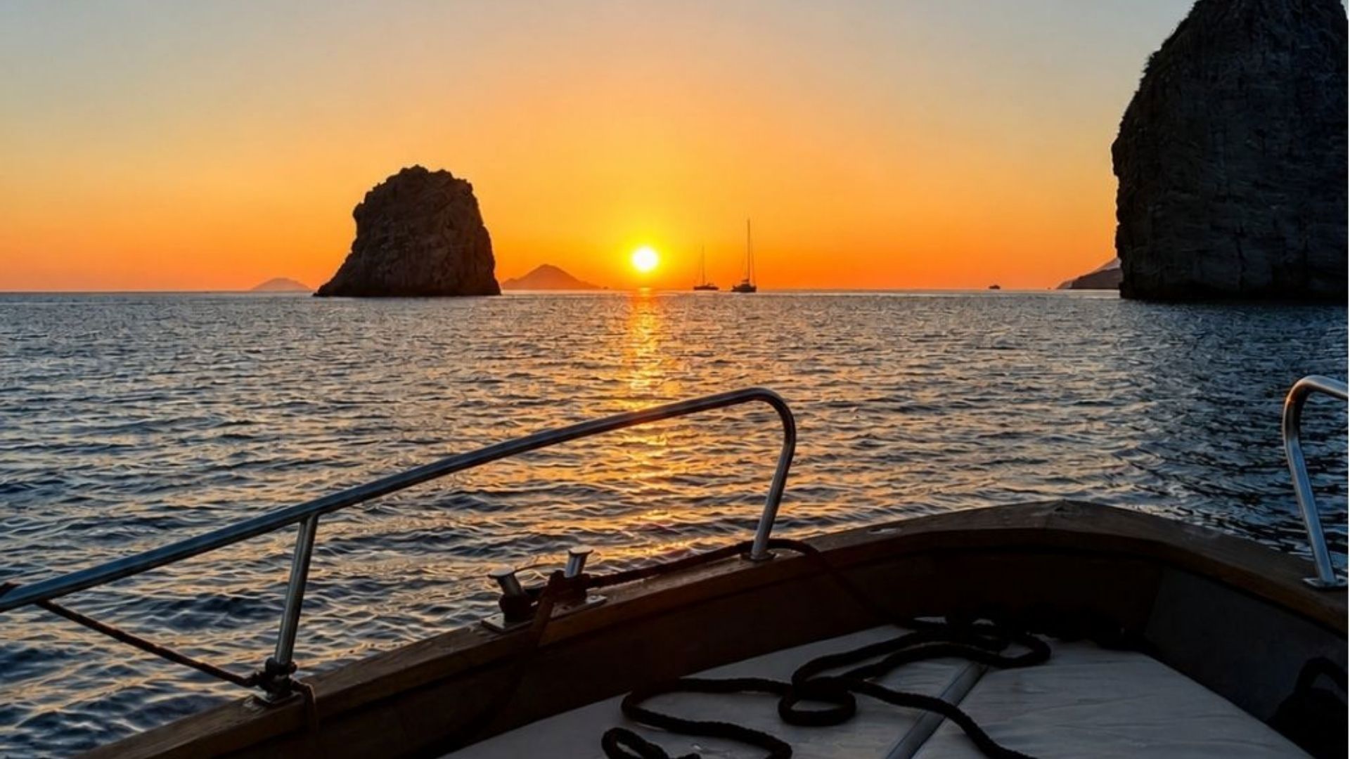 Tour in barca al tramonto ai Faraglioni 8