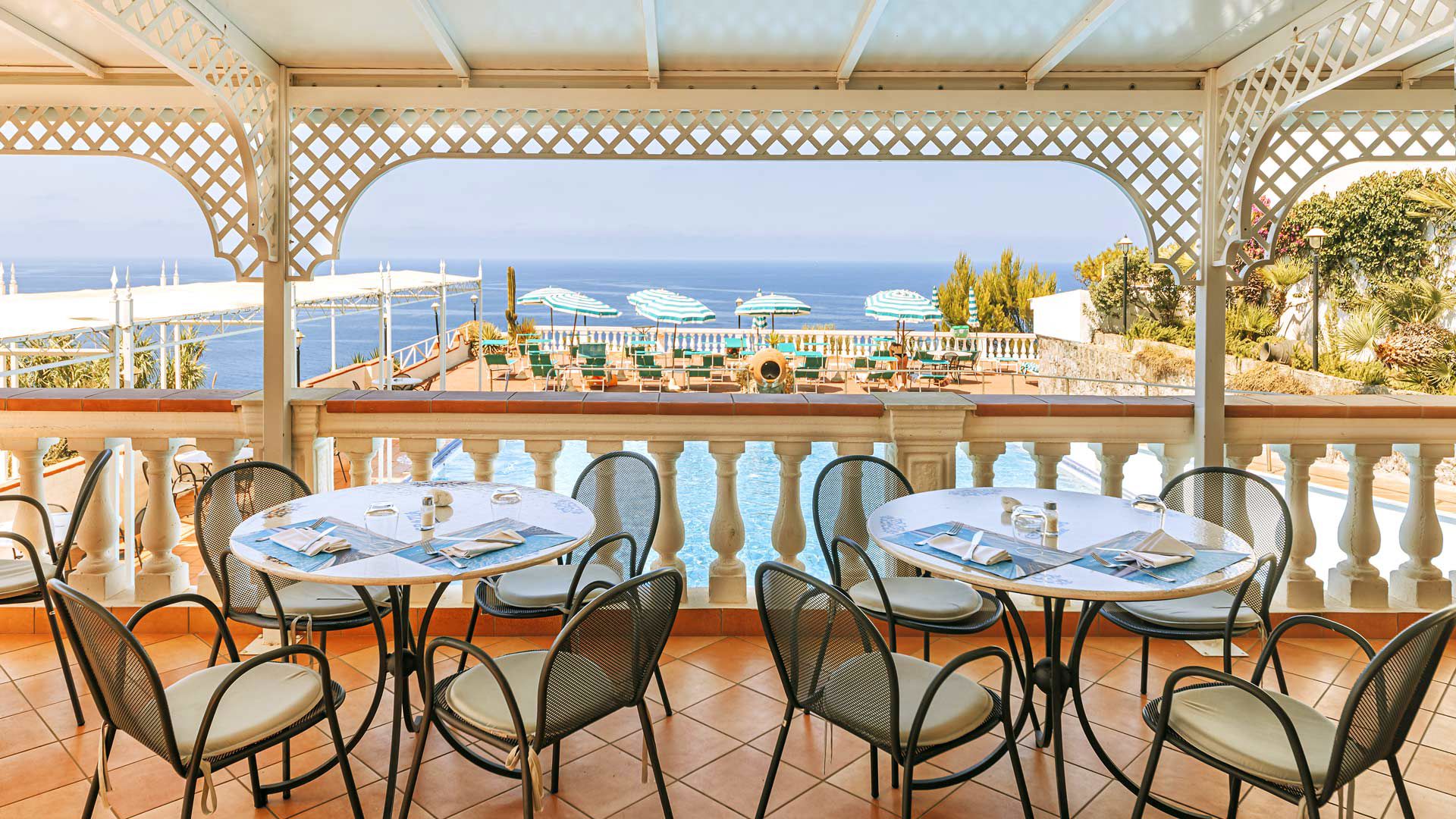 Outdoor pool - The joy of simple pleasures under the Ischia sun