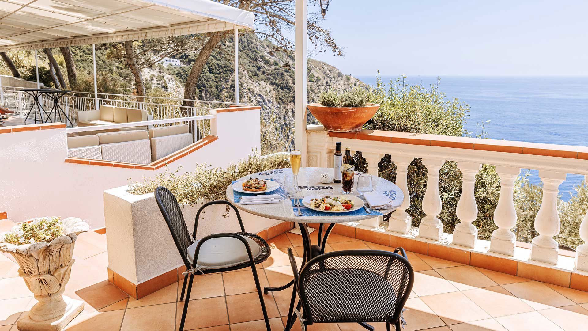 Pool Restaurant - Un piatto leggero, un tavolo all’aperto, il tempo che scorre piano