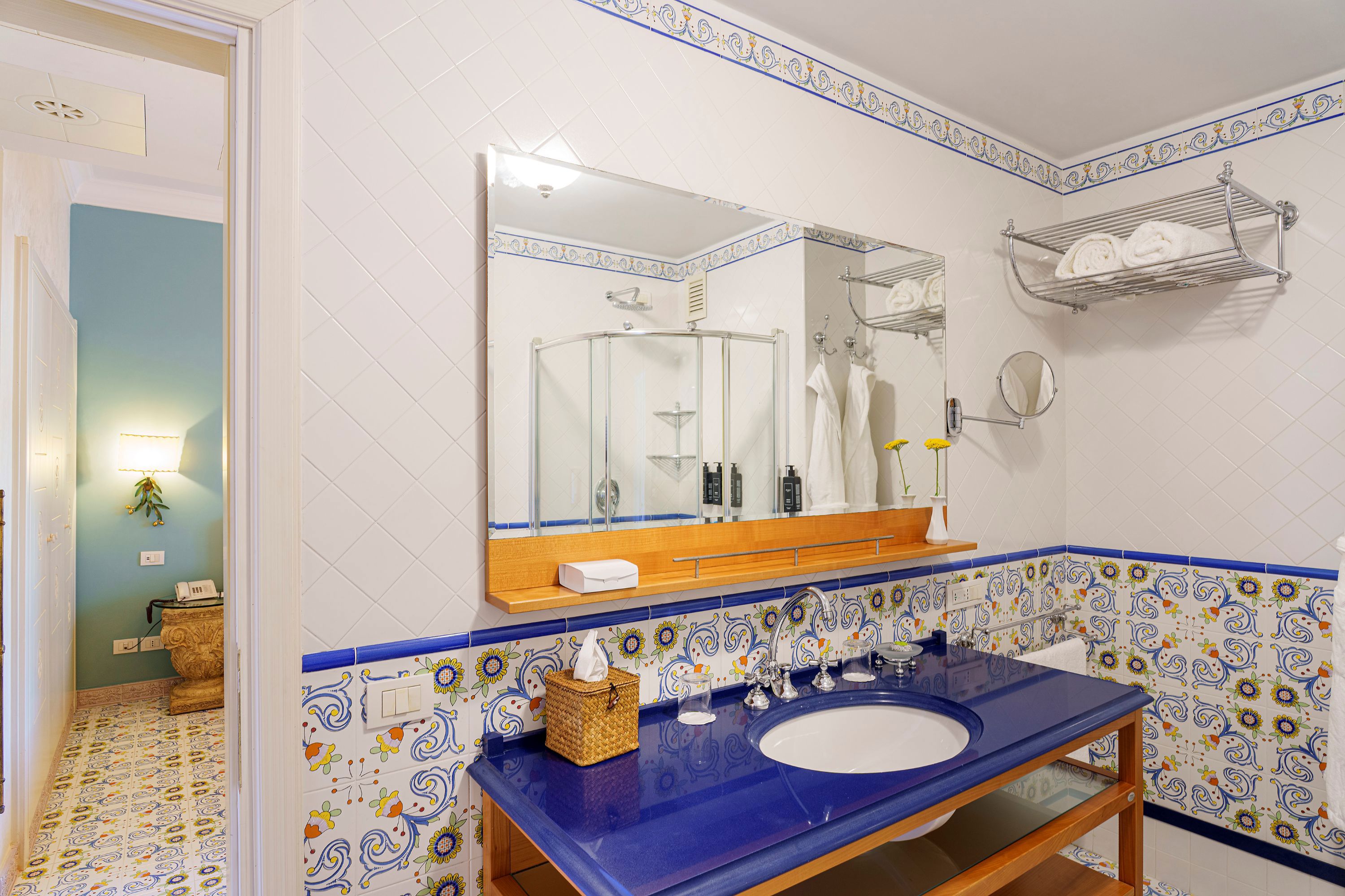 Classic con finestra vista patio 12