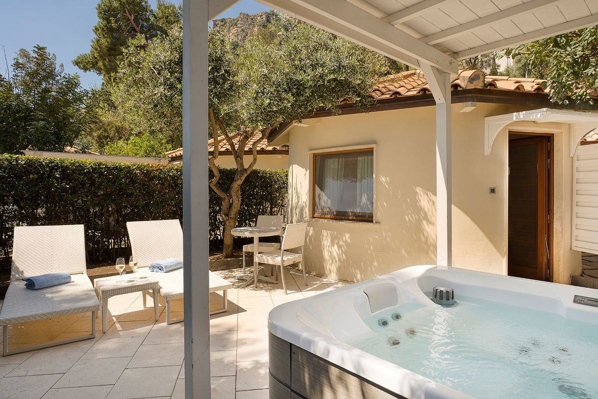 Superior with Jacuzzi 367