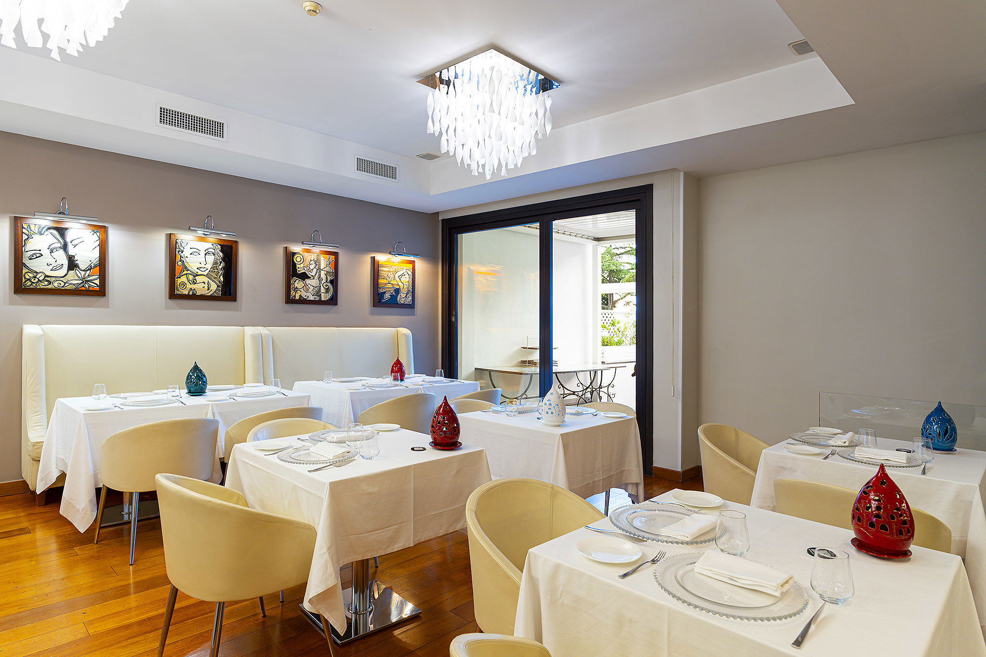 Executive Lounge Restaurant 372