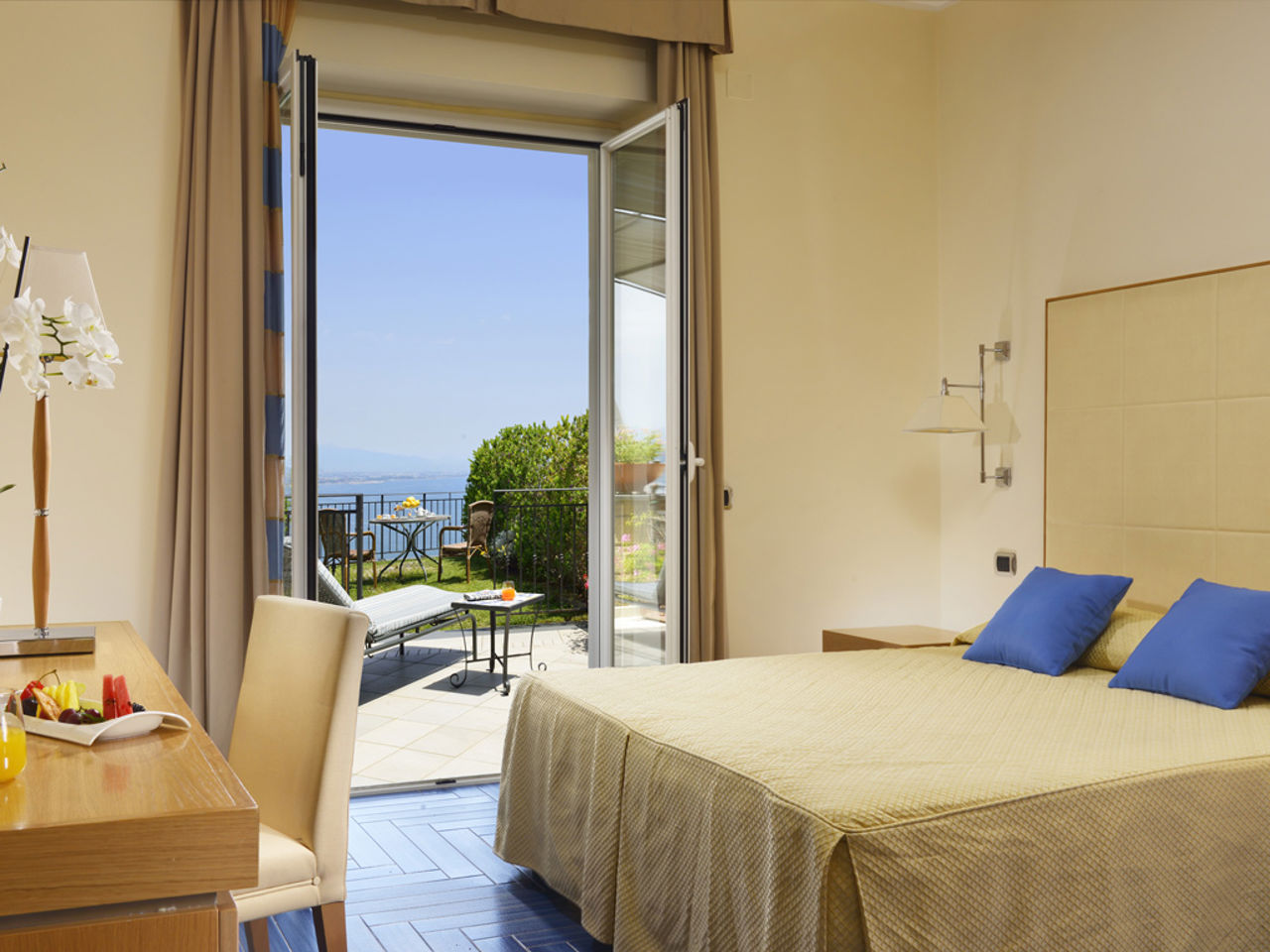 Book the Deluxe Sea View with Terrace at Hotel Raito