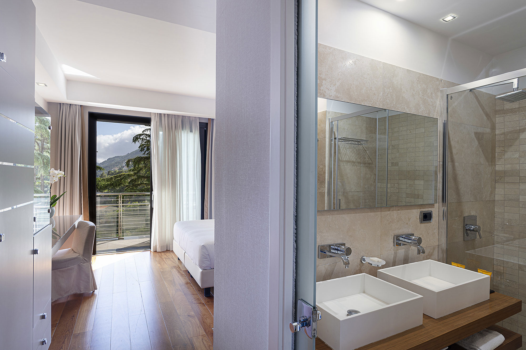 Rooms & Suites 381