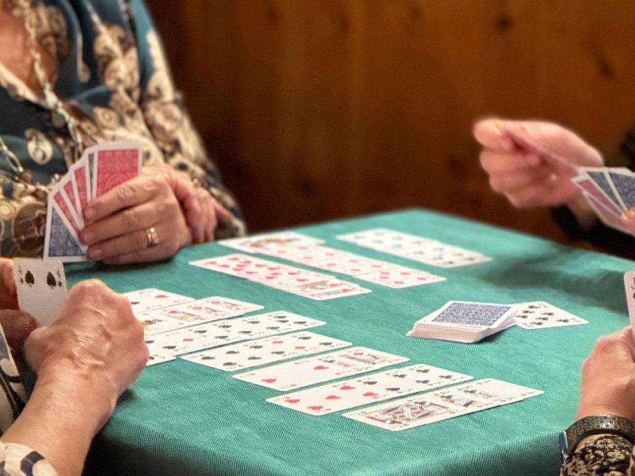 Il successo della Prima Edizione del Torneo di Burraco: 100 giocatori, premi e classificati 5 Il successo della Prima Edizione del Torneo di Burraco: 100 giocatori, premi e classificati 5