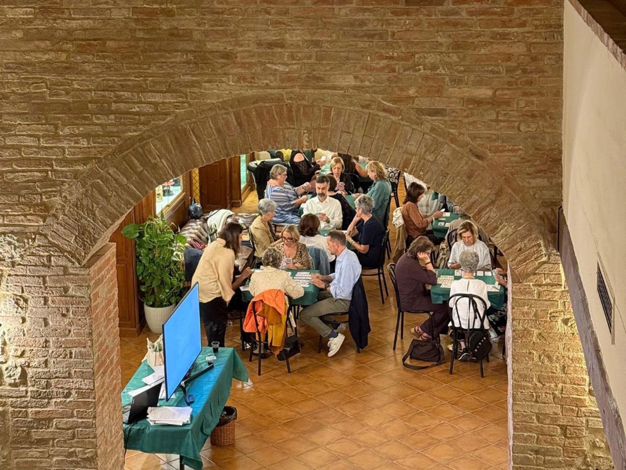 Il successo della Prima Edizione del Torneo di Burraco: 100 giocatori, premi e classificati 7 Il successo della Prima Edizione del Torneo di Burraco: 100 giocatori, premi e classificati 7