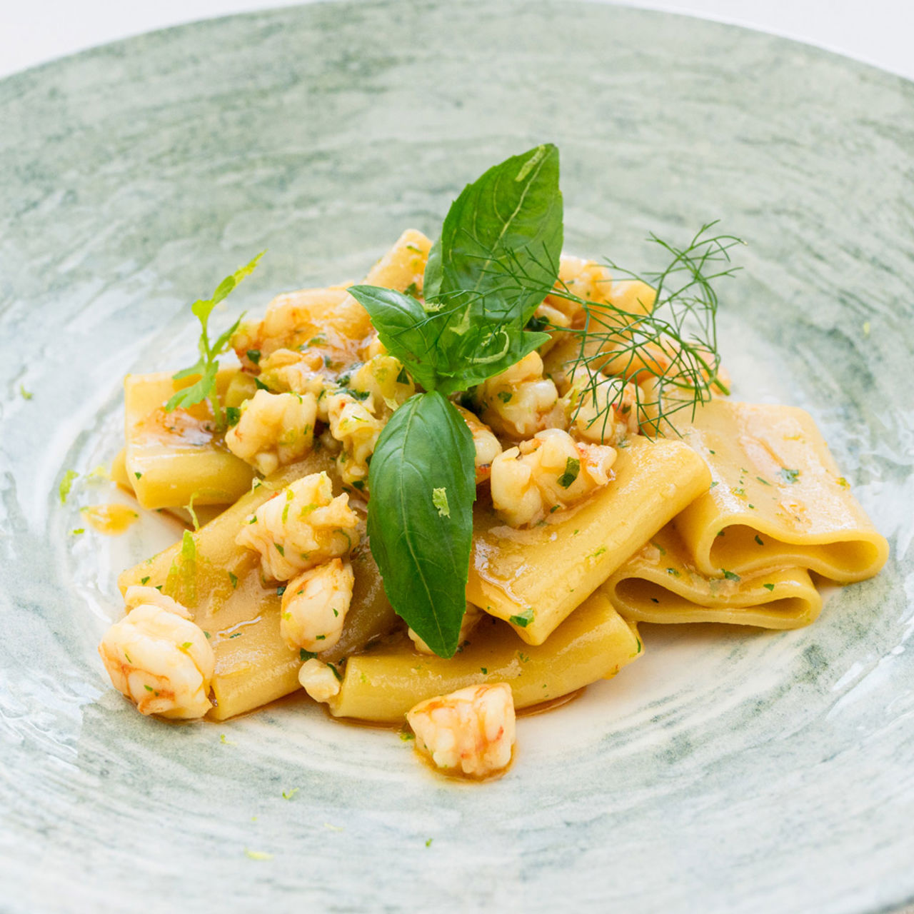 Cucina mediterranea contemporanea, con vista