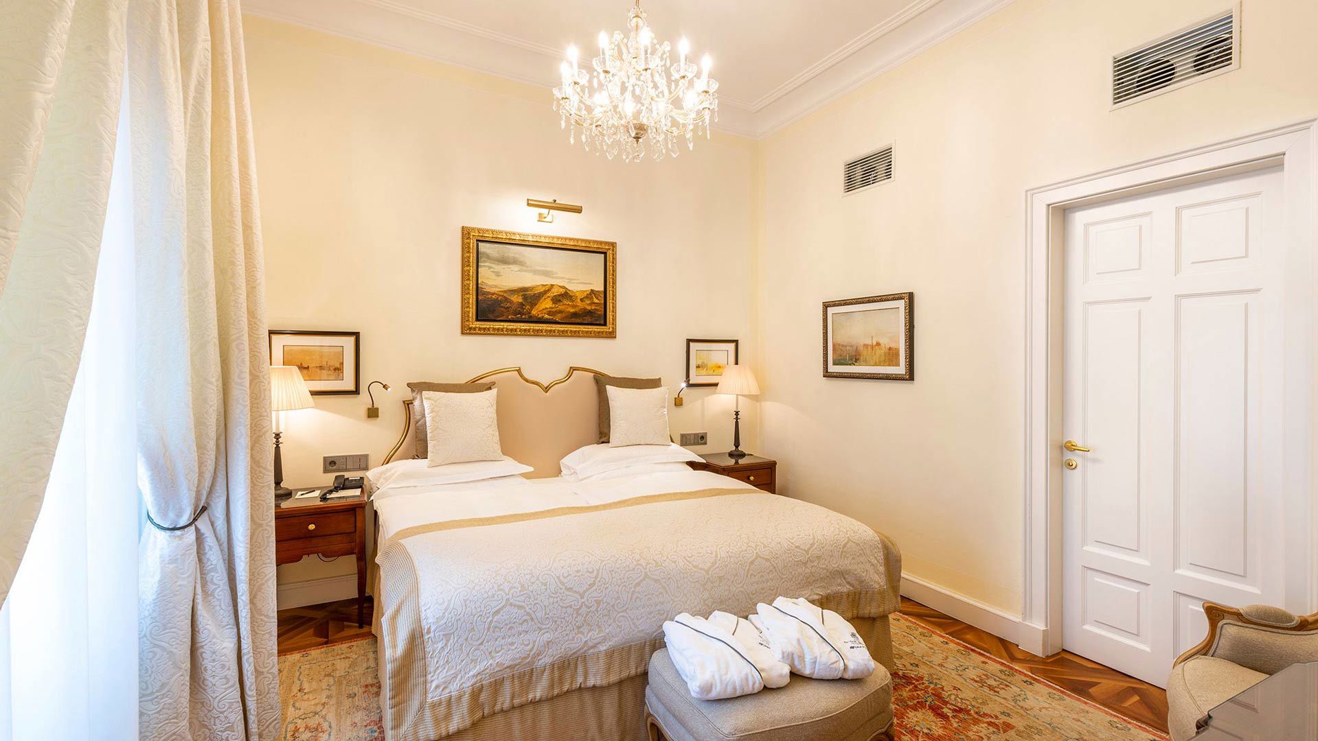 Our rooms and suites 10 Our rooms and suites 10