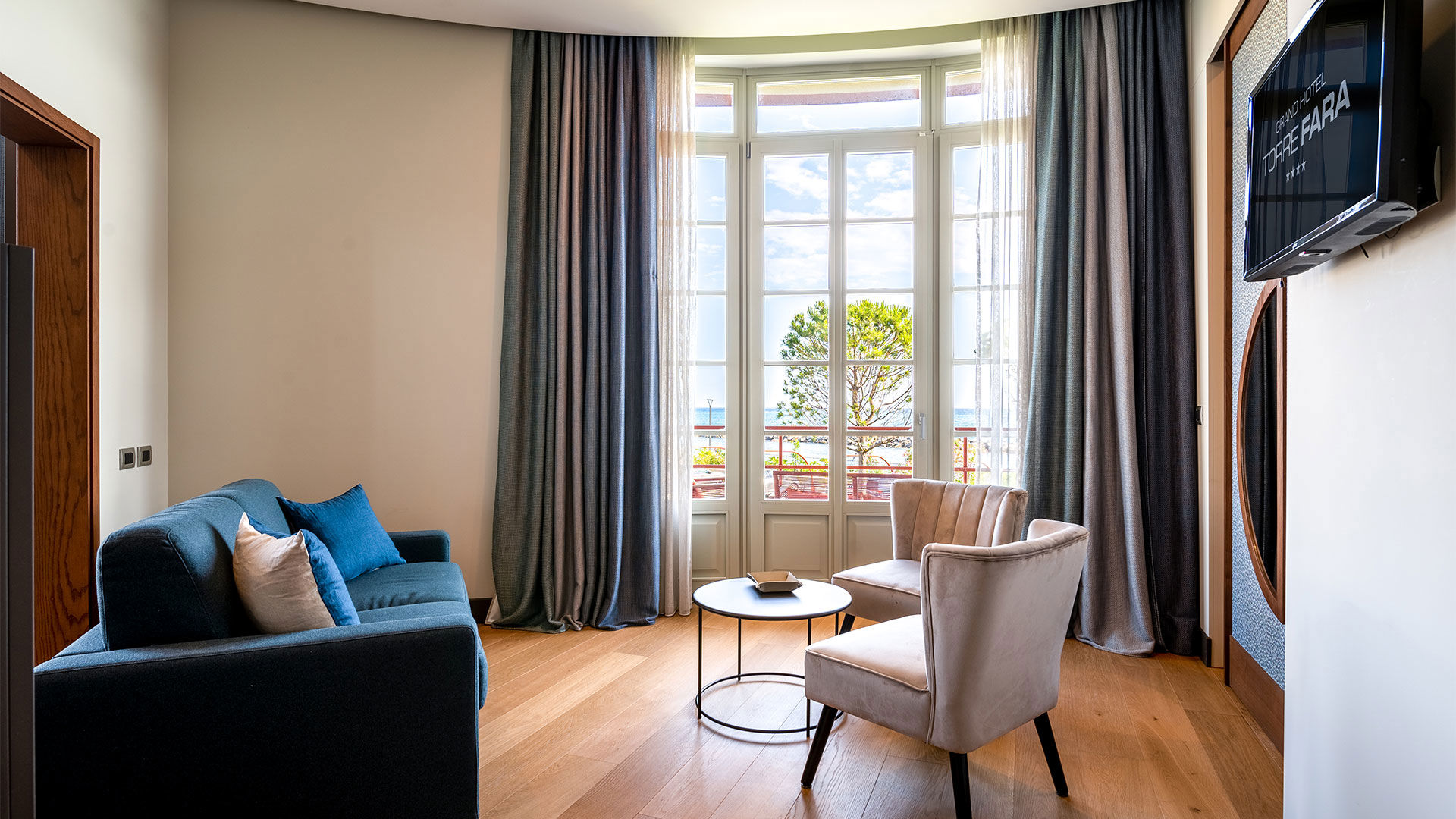 Rooms & Suites 8