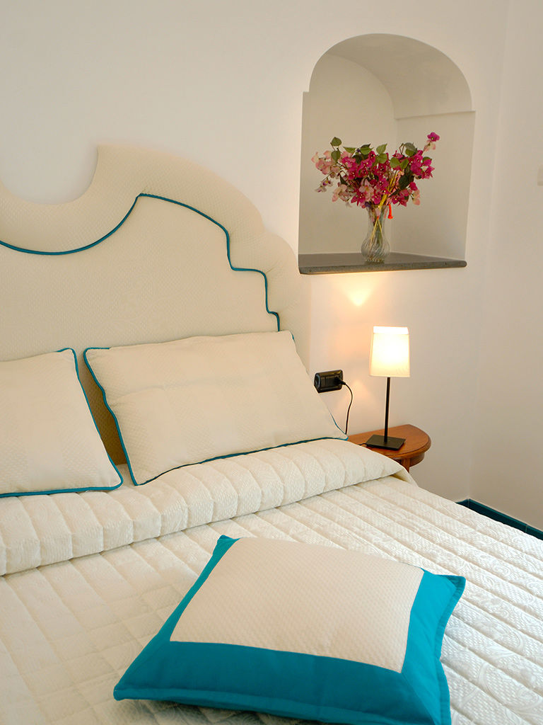 Rooms and Suites  12 Rooms and Suites  12