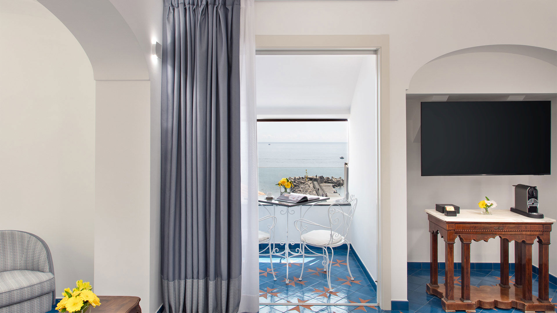 Rooms and Suites  11