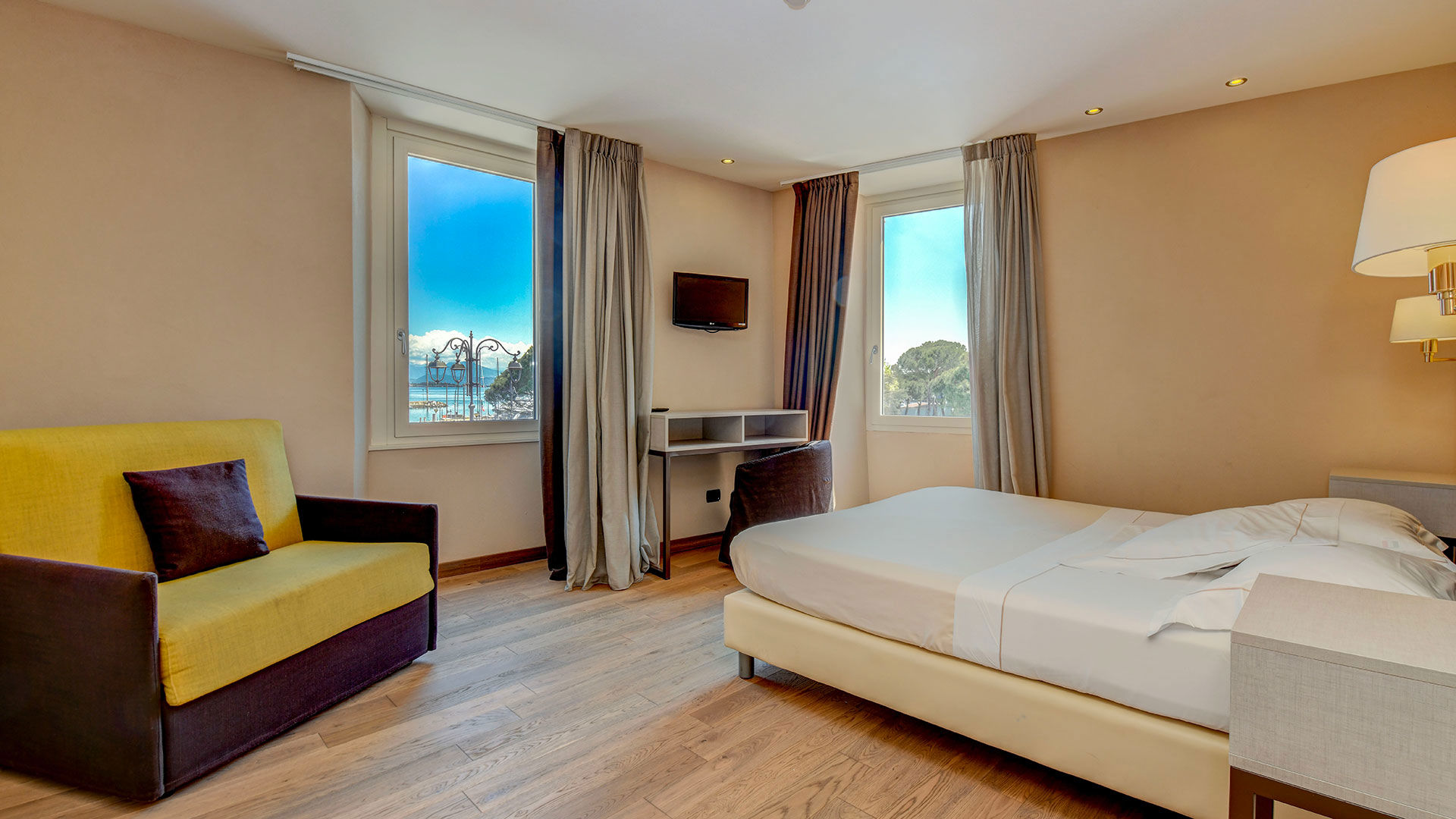 Deluxe corner con balcone vista lago 1