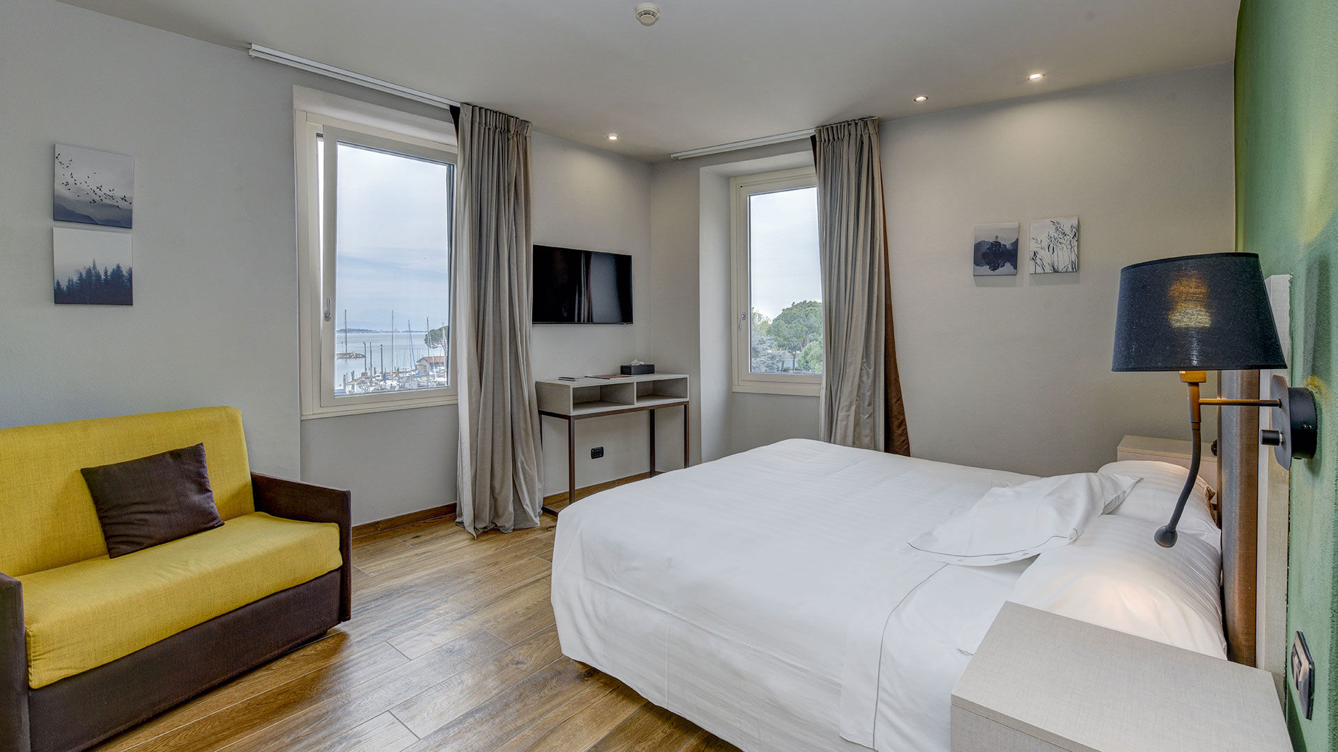 Deluxe corner lake view 1