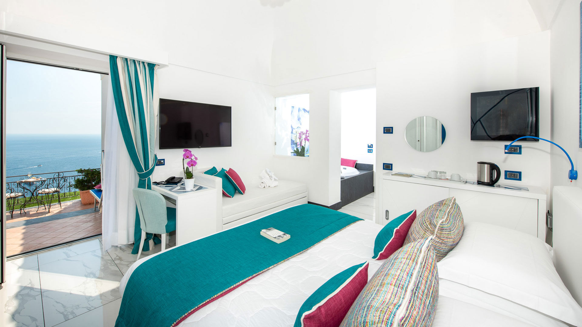 Executive Seaview with hot tub 10