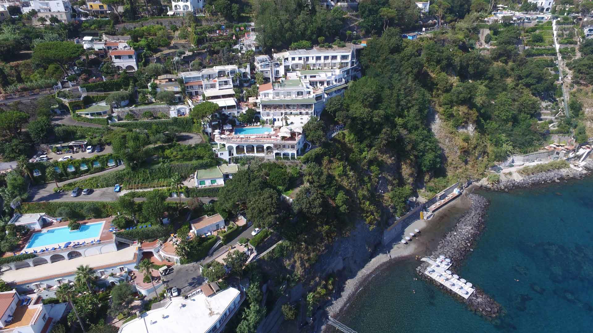 LHôtel - Notre hôtel 4 étoiles accueillant et de style méditerranéen, avec terrasse et vue sur la mer, est plongé dans la verdure des jardins fleuris de la côte nord-est de lîle.