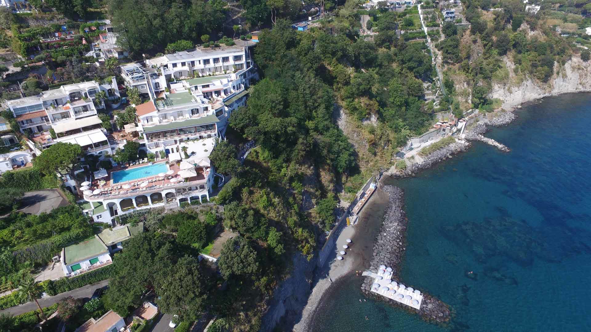 La Spiaggia - Una discesa privata porta direttamente dallhotel alla splendida e incontaminata Spiaggia di Cafiero, immersa nel verde della macchia mediterranea.