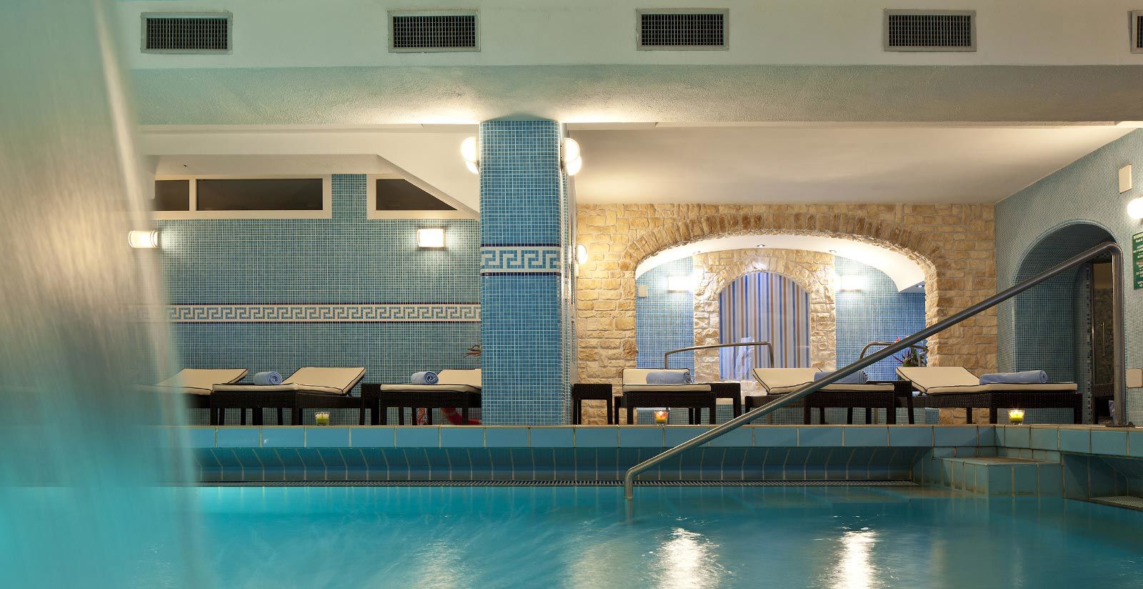 Die Schwimmbäder - Das Wasser unserer Pools kommt direkt aus der eigenen Thermalquelle und sorgt für eine entspannte und wohltuende Auszeit