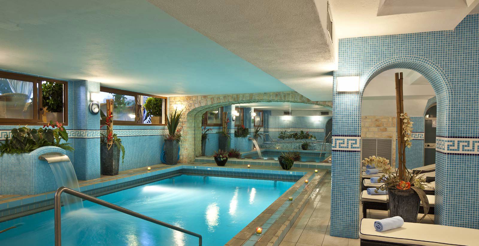 Die Schwimmbäder - Das Wasser unserer Pools kommt direkt aus der eigenen Thermalquelle und sorgt für eine entspannte und wohltuende Auszeit