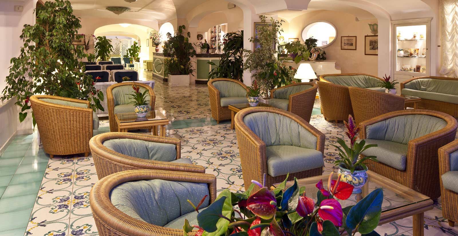 The bars - In a unique setting overlooking the sea, guests can enjoy the express preparations made by our barmen.