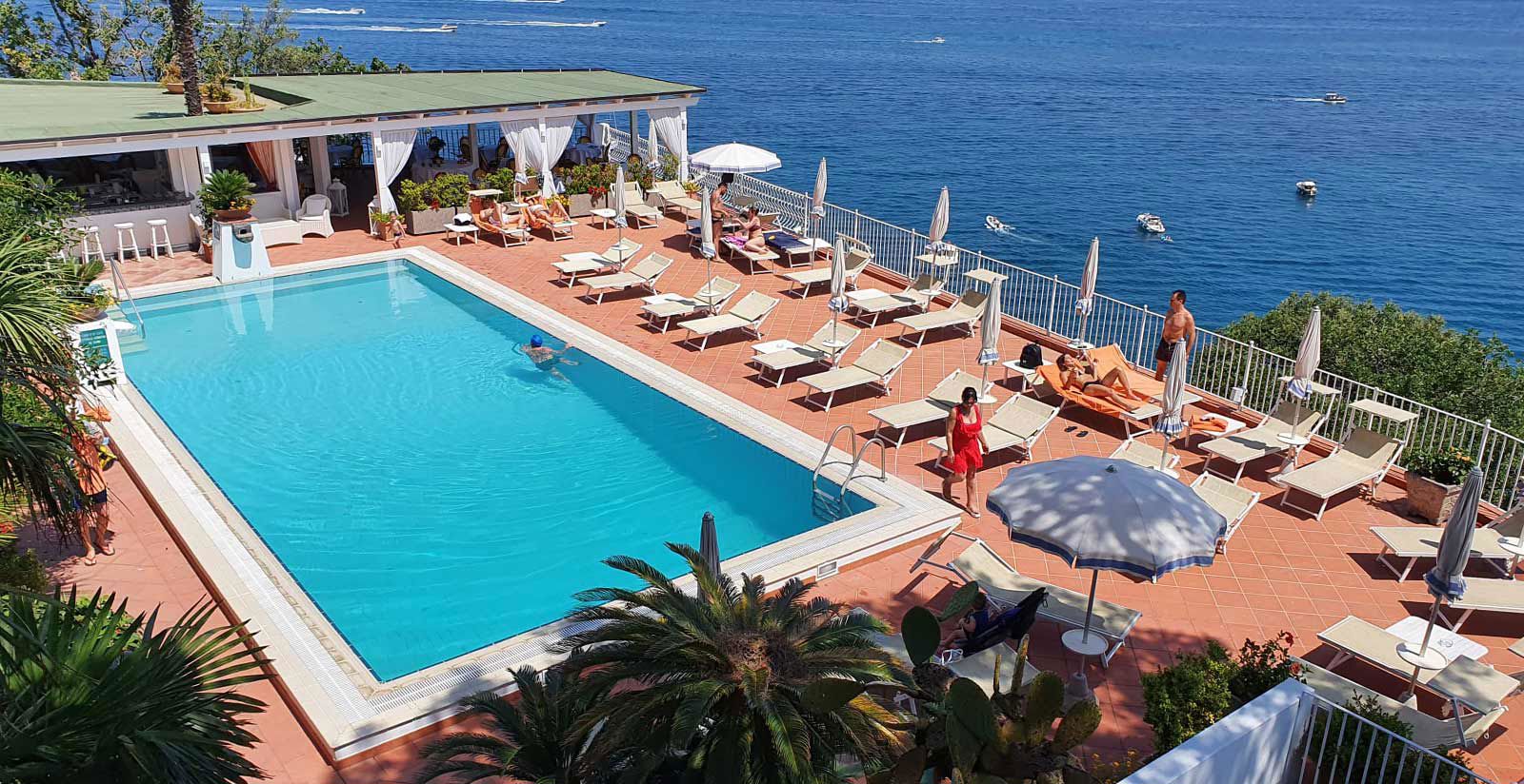 Die Schwimmbäder - Das Wasser unserer Pools kommt direkt aus der eigenen Thermalquelle und sorgt für eine entspannte und wohltuende Auszeit