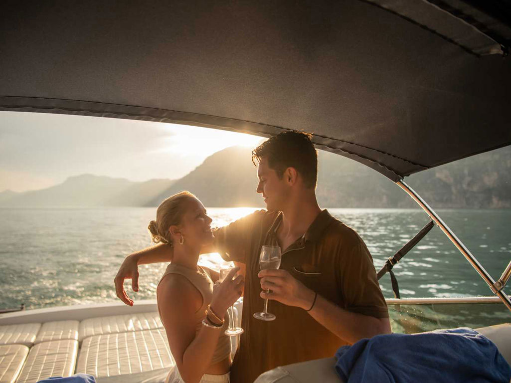 Coppia romantica al tramonto tour in barca Amalfi
