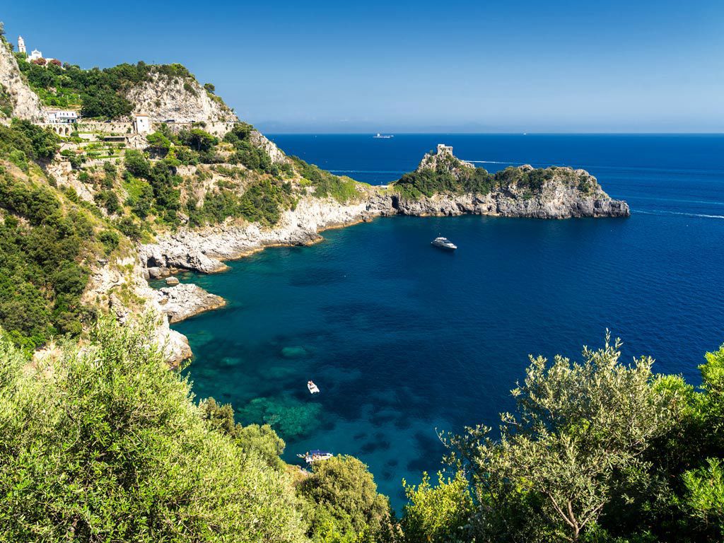 Vista panoramica di Conca dei Marini con torre saracena sul Capo di Conca