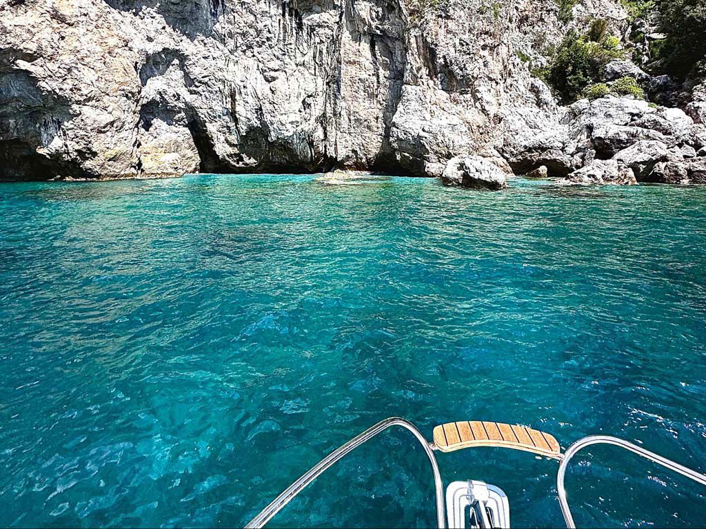 Sosta bagno nelle acque cristalline turchesi durante il tour in barca della Costiera Amalfitana