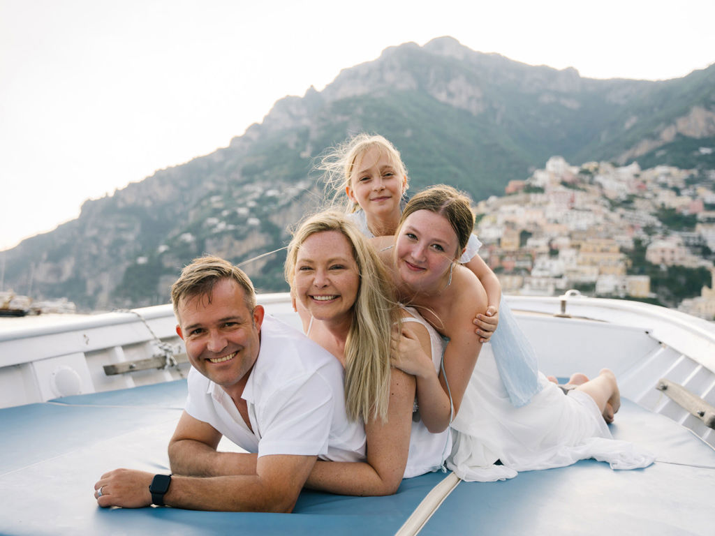 Famiglia felice durante un tour privato in barca sulla Costiera Amalfitana vicino Positano