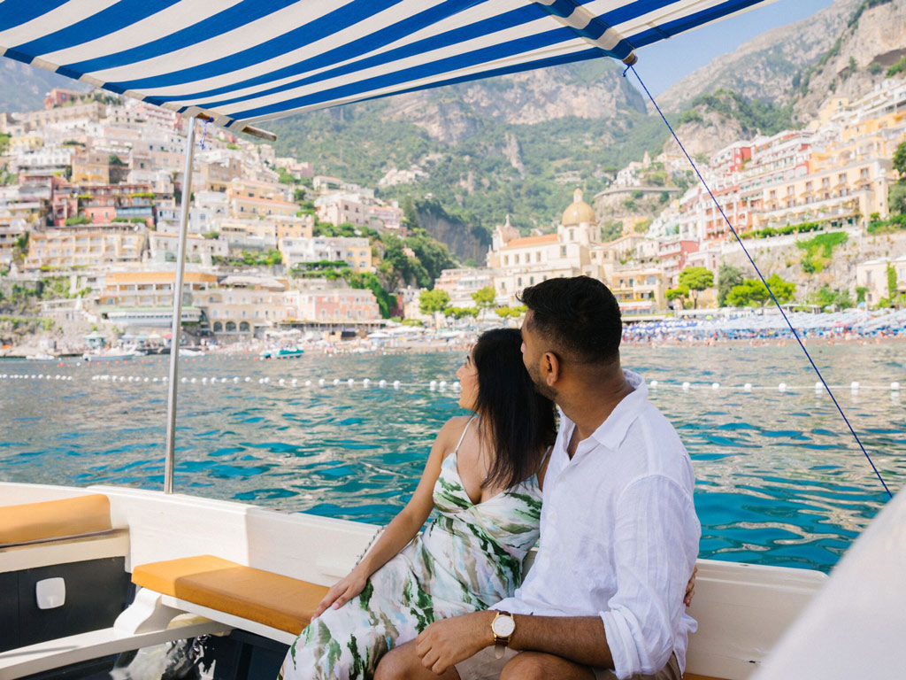 Coppia che ammira la vista di Positano durante il tour sulla Costiera Amalfitana