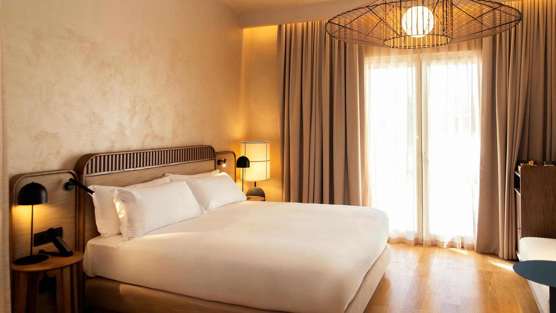 Deluxe King Room 1