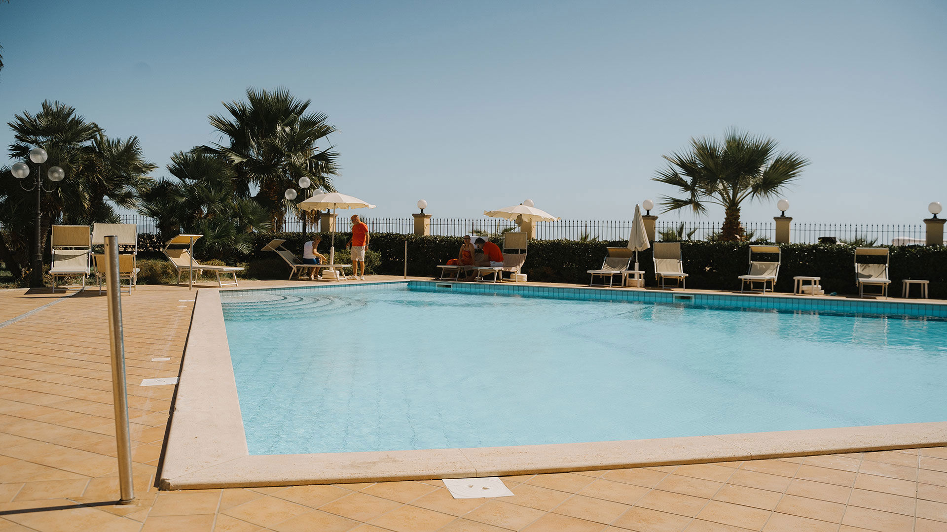 Piscina esterna per gli ospiti con servizio di pool bar 6