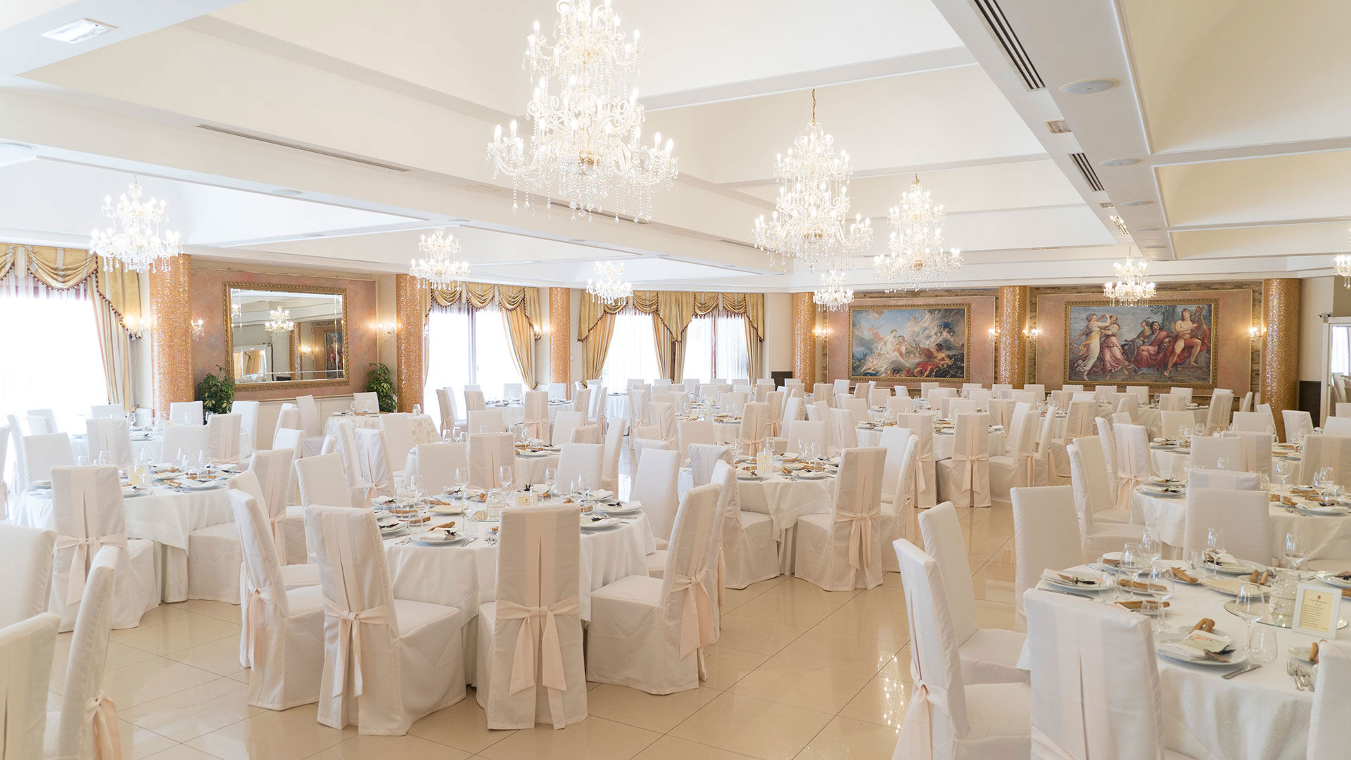 A refined menu and a suggestive view of the hotel beach 4