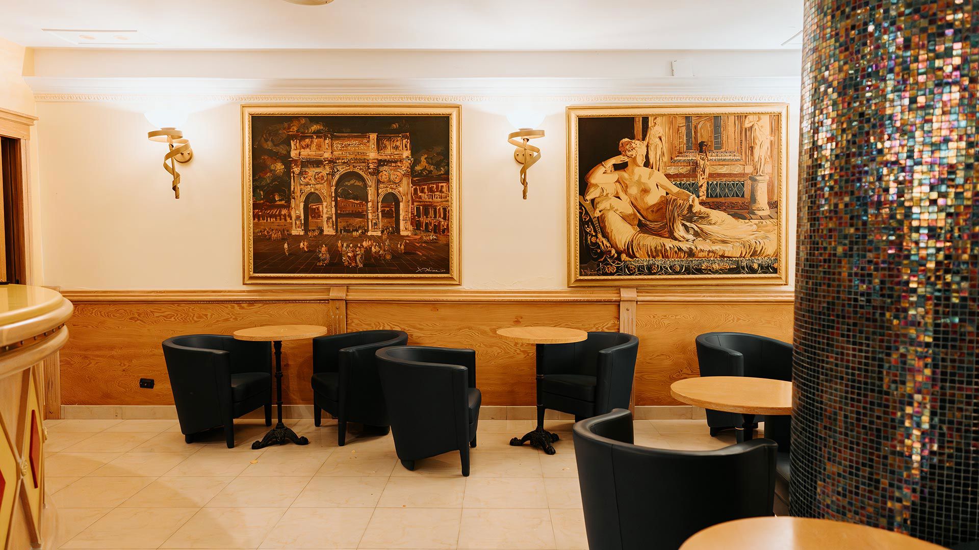 The bar of Hotel Villa Romana 5