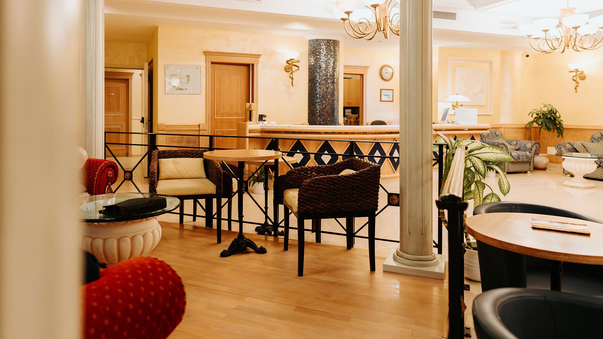 The bar of Hotel Villa Romana 4