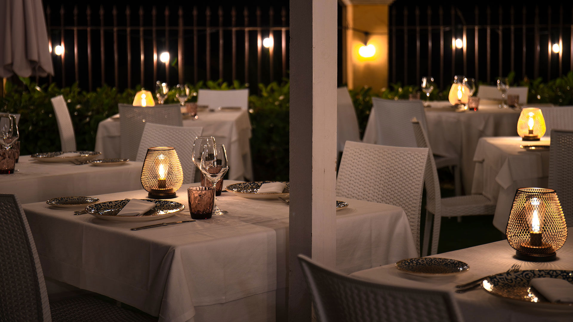 Romantic dinner by the pool 6