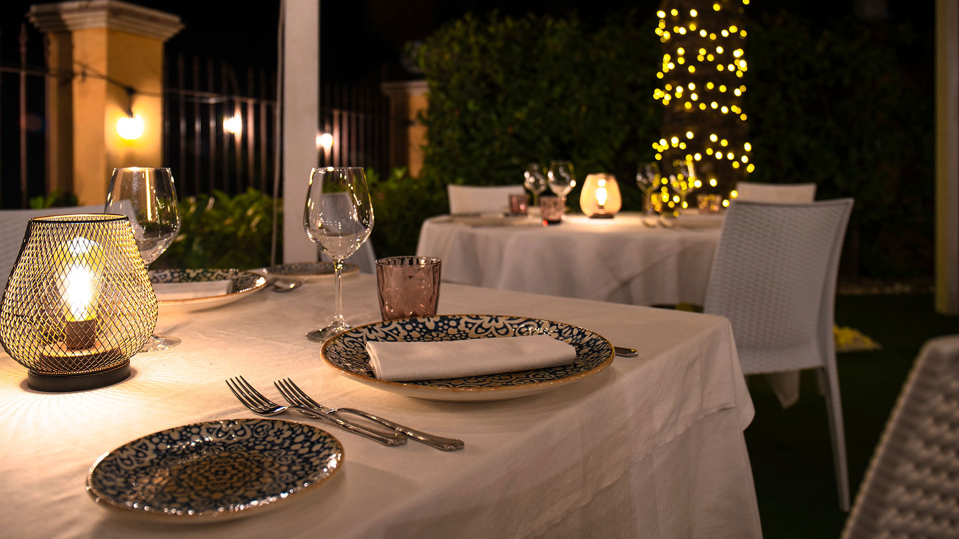 Romantic dinner by the pool 8