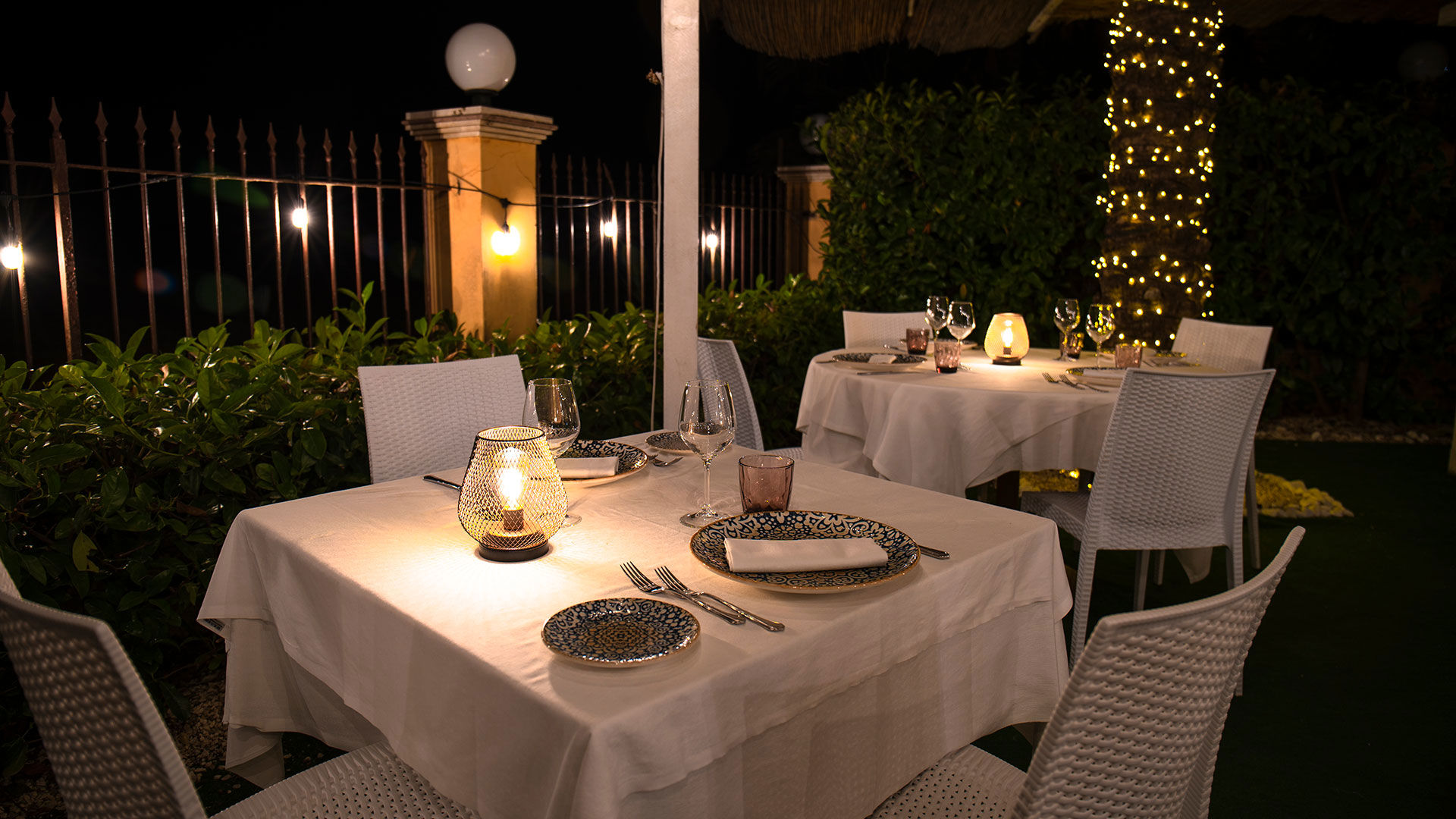 Romantic dinner by the pool 7