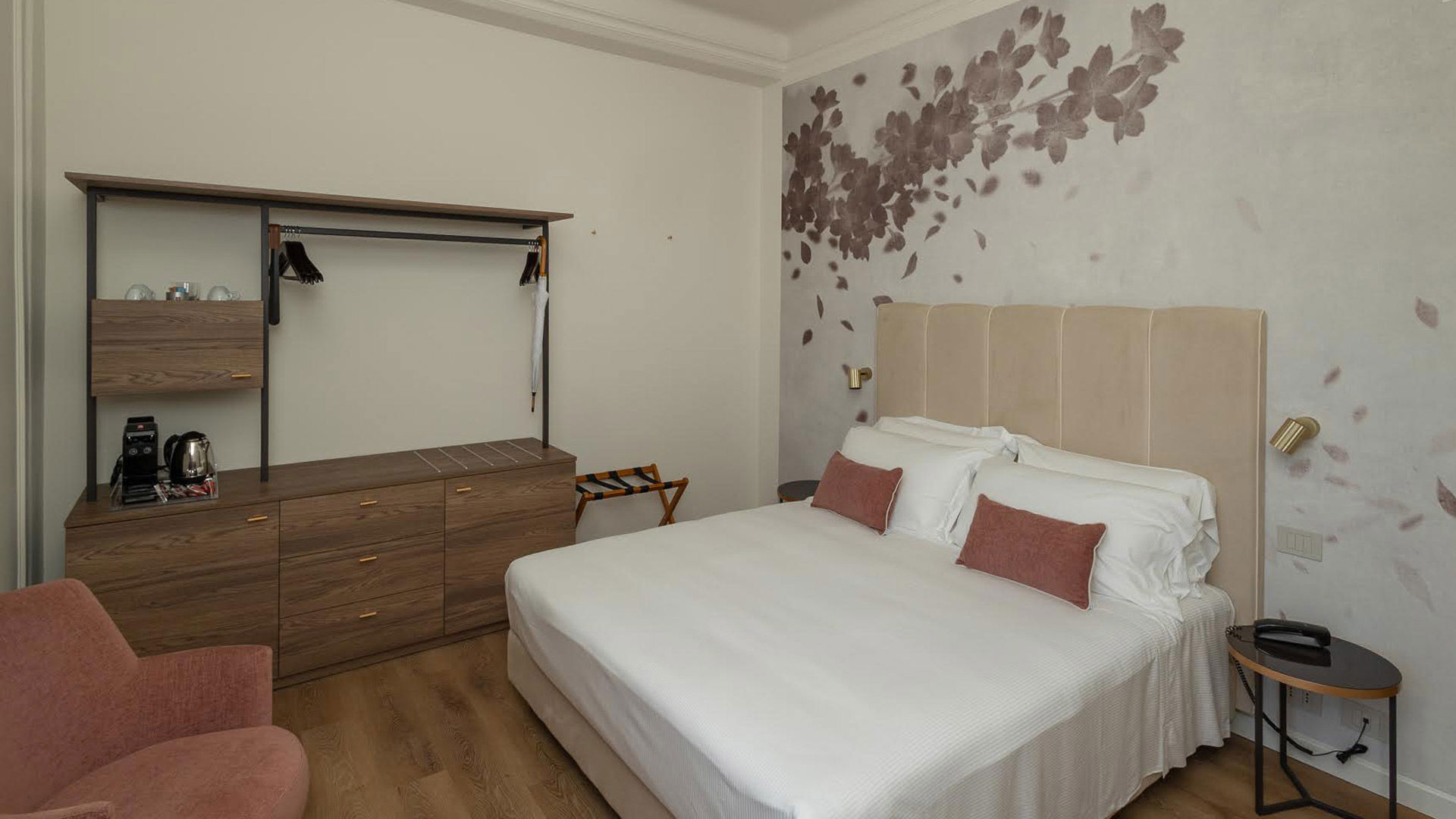Deluxe Room with lateral view 1