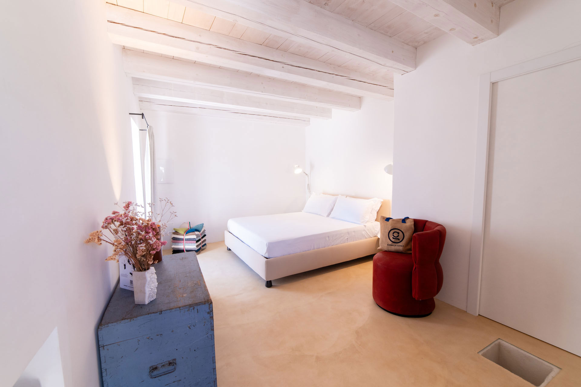 Rooms & Suite 12