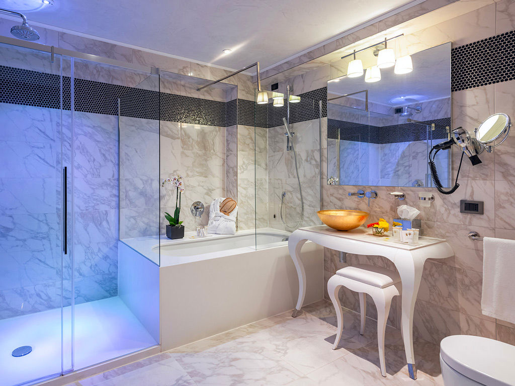 Junior Suite Canal View 18