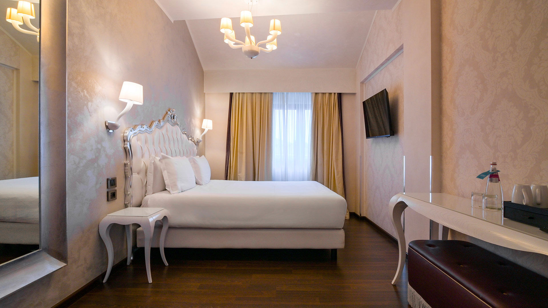 Junior Suite Canal View 12