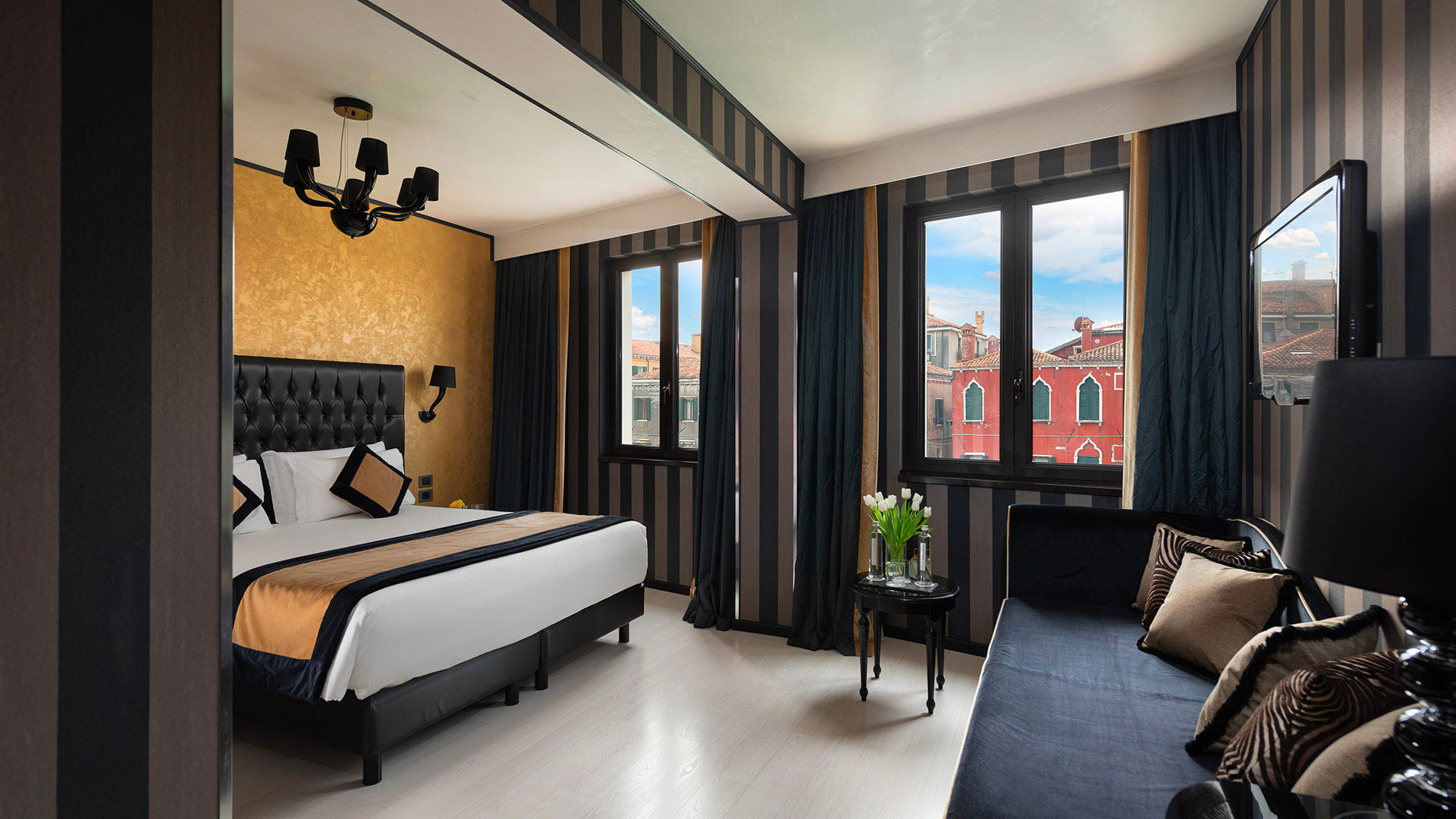 Junior Suite Canal View 11