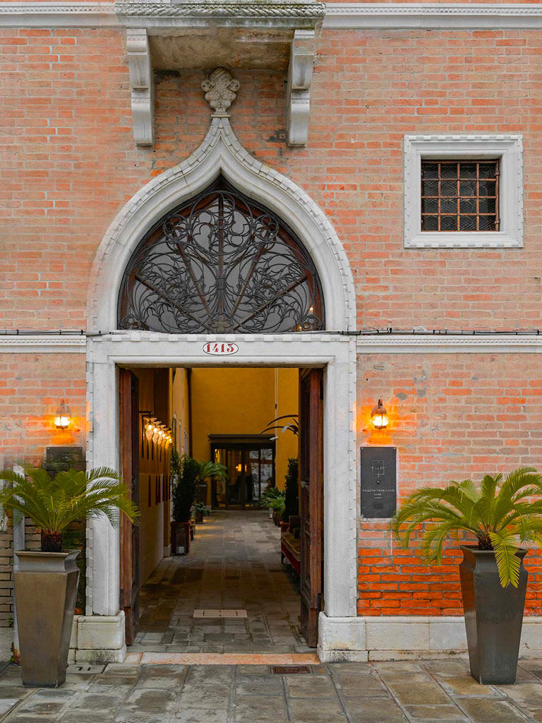 In the heart of Venice – close to all major 12