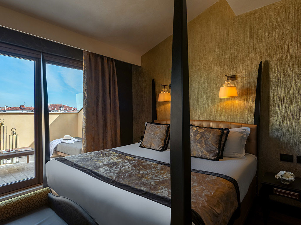 Panoramic Suite with two Terraces, Canal View and Outdoor Jacuzzi 11