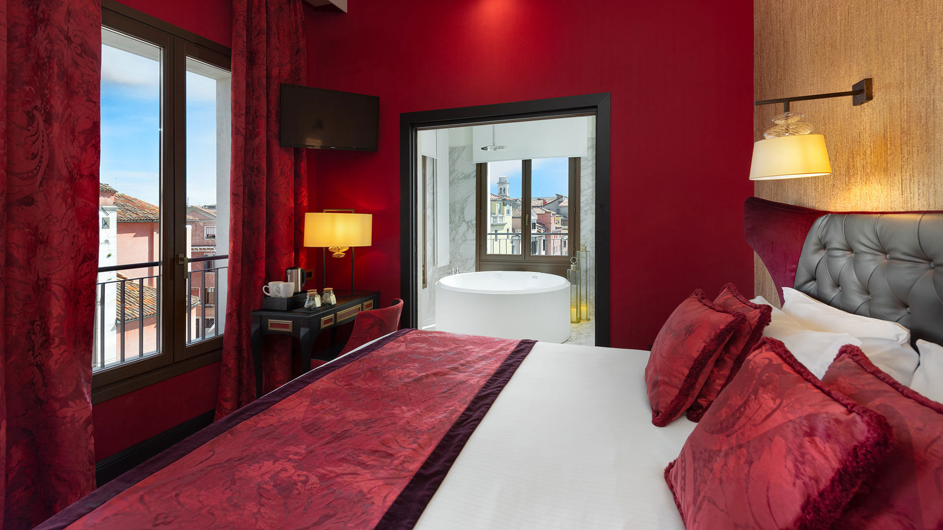 Corner Junior Suite with Jacuzzi 12